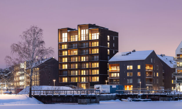 De första hyresgästerna flyttar in i Sveriges högsta trähus