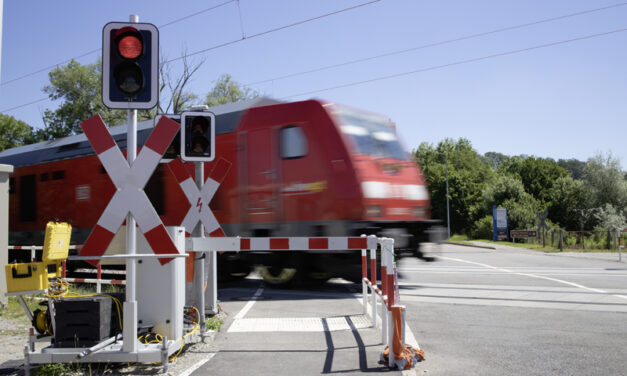 Mobile protection for level crossings