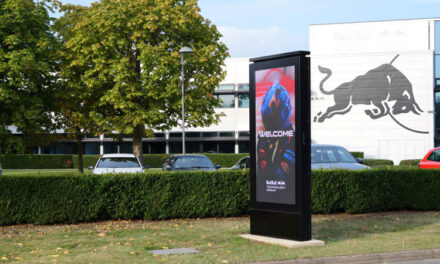 Oracle Red Bull Racing turboboostar sin digitala kommunikation vid sitt globala huvudkontor med iögonfallande LED-installationer från Philips för utomhusbruk